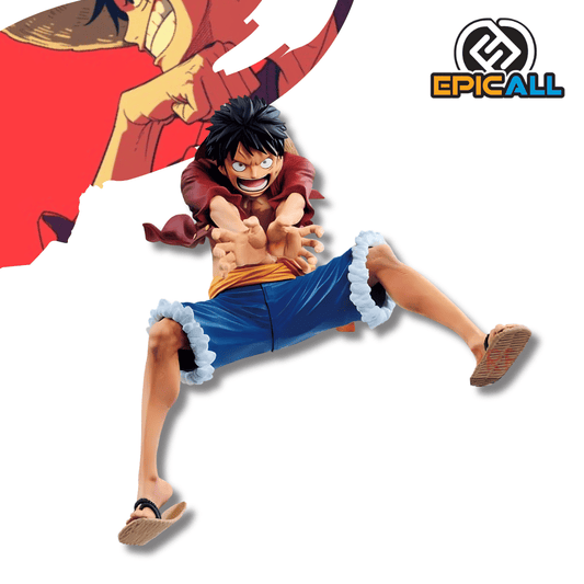 Estatua de Monkey D. Luffy de One Piece en una pose de ataque dinámica con los brazos extendidos hacia adelante. Viste su camisa roja desabrochada y pantalones cortos de jean azules con bordes de vellón blanco.