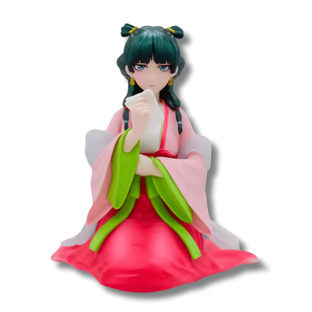 Figura de estatua de Maomao del anime Los Diarios de la Boticaria. El personaje aparece sentado con las piernas cruzadas ocultas por su kimono. Viste un traje tradicional compuesto por una túnica rosa sobre una falda roja, con amplias mangas de color verde brillante y un chal blanco translúcido. Maomao tiene el cabello oscuro recogido en dos moños laterales y sostiene un pequeño pañuelo blanco con su mano derecha cerca de su barbilla.