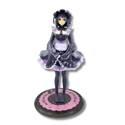 Una figura de estatua de Marin Kitagawa del anime My Dress-Up Darling, de unos 19 cm de altura. La figura viste un traje de maid de color negro y morado pálido con un delantal blanco, un tocado en la cabeza y lleva medias. Está de pie sobre una base circular de color negro y rosa con patrones.