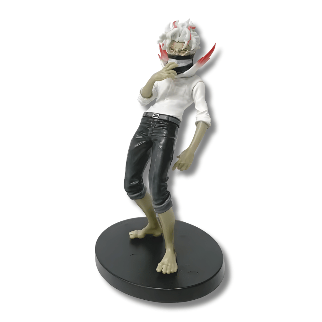 Una figura de estatua de Okarun del manga DanDaDan, de unos 17 cm de altura. El personaje tiene cabello y cejas blancos, viste una camisa blanca y pantalones oscuros. Está inclinado hacia un lado, con una mano cerca de su boca y una expresión misteriosa o burlona.