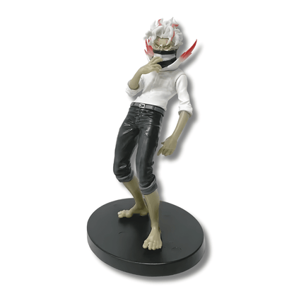 Una figura de estatua de Okarun del manga DanDaDan, de unos 17 cm de altura. El personaje tiene cabello y cejas blancos, viste una camisa blanca y pantalones oscuros. Está inclinado hacia un lado, con una mano cerca de su boca y una expresión misteriosa o burlona.