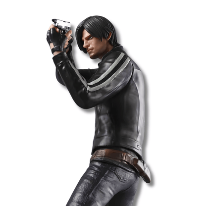 Figura coleccionable de PVC de 28 cm de altura de Leon S. Kennedy de Resident Evil Vendetta, vistiendo chaqueta de cuero negra, guantes tácticos y funda de arma al cinto, apuntando con una pistola plateada en pose de combate sobre una base circular que simula suelo urbano.