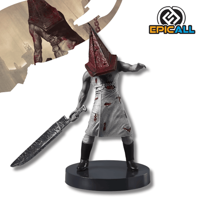 Figura de estatua de Pyramid Head de 18 cm sobre un fondo neutro. El personaje viste un delantal largo de color beige sucio y ensangrentado, tiene los brazos musculosos y desnudos, y porta su icónico casco piramidal metálico y oxidado. Con su mano derecha sujeta un enorme cuchillo metálico desgastado que descansa sobre el suelo. La pose es encorvada y amenazante.