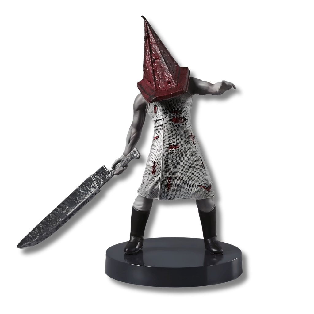 Figura de estatua de Pyramid Head de 18 cm sobre un fondo neutro. El personaje viste un delantal largo de color beige sucio y ensangrentado, tiene los brazos musculosos y desnudos, y porta su icónico casco piramidal metálico y oxidado. Con su mano derecha sujeta un enorme cuchillo metálico desgastado que descansa sobre el suelo. La pose es encorvada y amenazante.