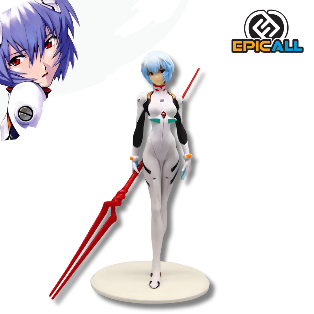 Una figura de estatua de Rei Ayanami del anime Evangelion, de unos 22 cm de altura. La figura viste el Plugsuit blanco y negro y tiene el cabello azul corto. Está de pie sobre una base circular blanca y sostiene una lanza doble, larga y roja, conocida como la Lanza de Longinus.