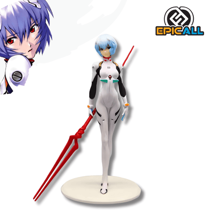 Una figura de estatua de Rei Ayanami del anime Evangelion, de unos 22 cm de altura. La figura viste el Plugsuit blanco y negro y tiene el cabello azul corto. Está de pie sobre una base circular blanca y sostiene una lanza doble, larga y roja, conocida como la Lanza de Longinus.