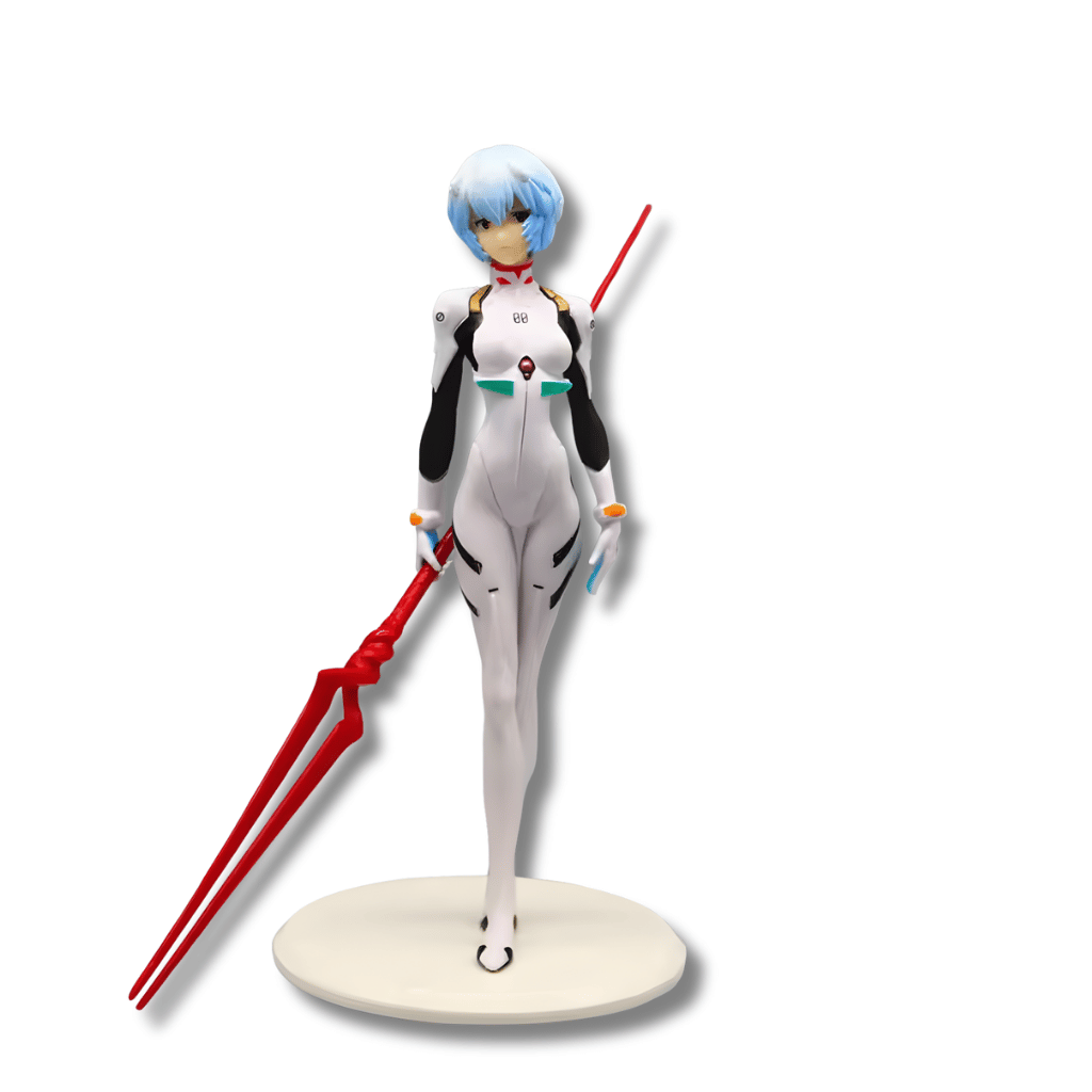 Una figura de estatua de Rei Ayanami del anime Evangelion, de unos 22 cm de altura. La figura viste el Plugsuit blanco y negro y tiene el cabello azul corto. Está de pie sobre una base circular blanca y sostiene una lanza doble, larga y roja, conocida como la Lanza de Longinus.