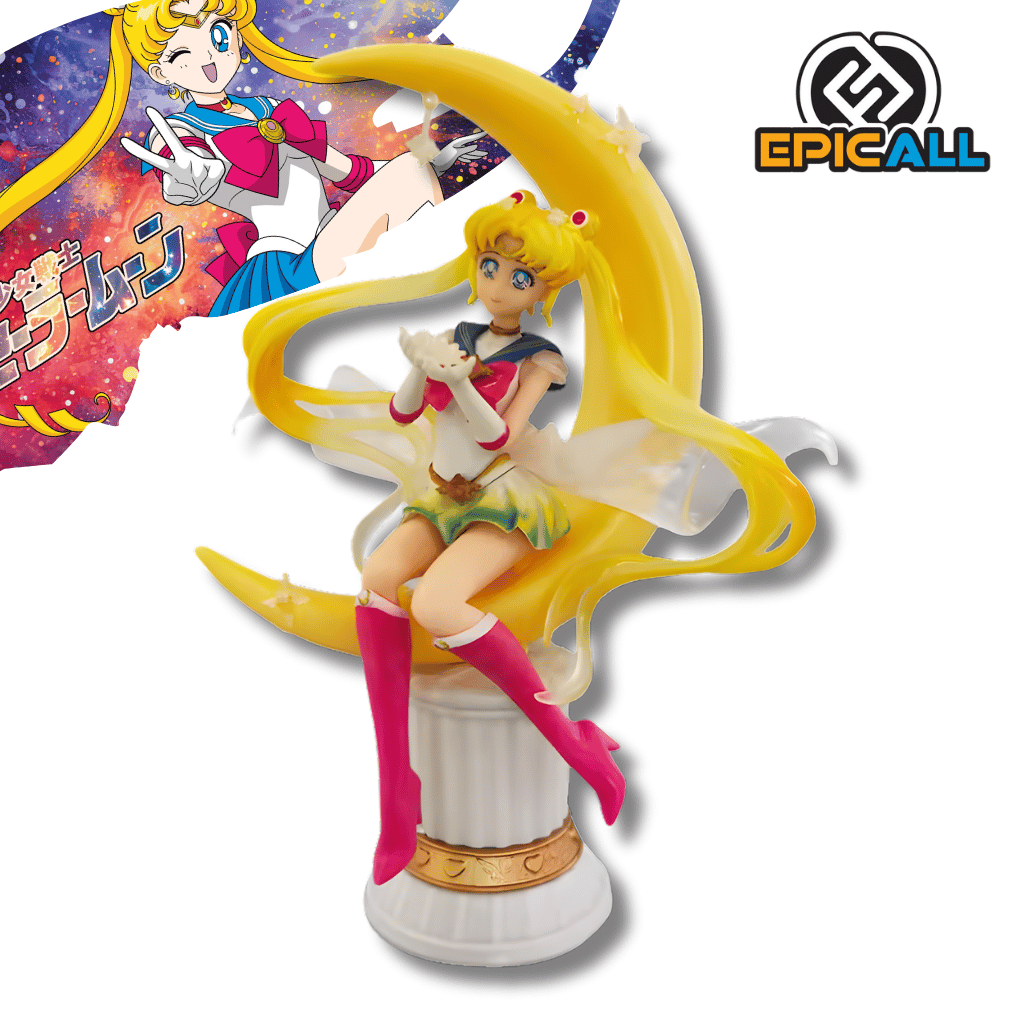 Figura de estatua de Sailor Moon de 20 cm de altura. El personaje aparece sentado sobre una gran media luna de color dorado brillante. Serena viste su traje de marinera blanco, azul y rojo con sus características botas rojas y sus largas coletas rubias que caen hacia abajo. La pose es serena y elegante, evocando un ambiente mágico y nocturno.