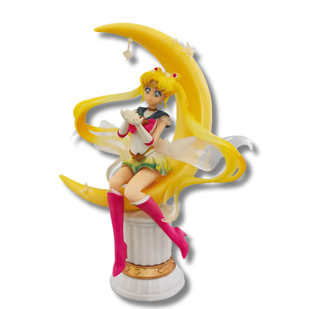 Figura de estatua de Sailor Moon de 20 cm de altura. El personaje aparece sentado sobre una gran media luna de color dorado brillante. Serena viste su traje de marinera blanco, azul y rojo con sus características botas rojas y sus largas coletas rubias que caen hacia abajo. La pose es serena y elegante, evocando un ambiente mágico y nocturno.