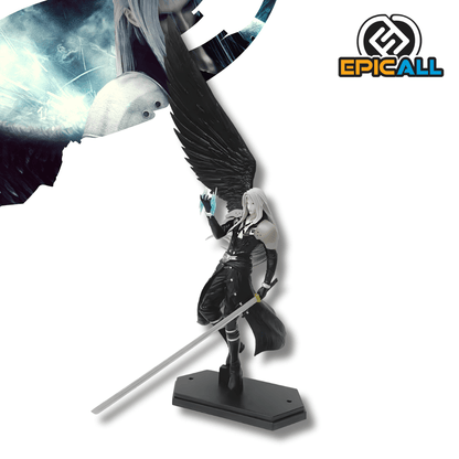 Una figura de estatua de Sephiroth de Final Fantasy VII de 44 cm. El personaje tiene cabello plateado largo, un atuendo negro de SOLDIER y una gran ala de color negro en la espalda. Está de pie sobre una base negra y sostiene una larga katana plateada (la Masamune) con su mano izquierda.