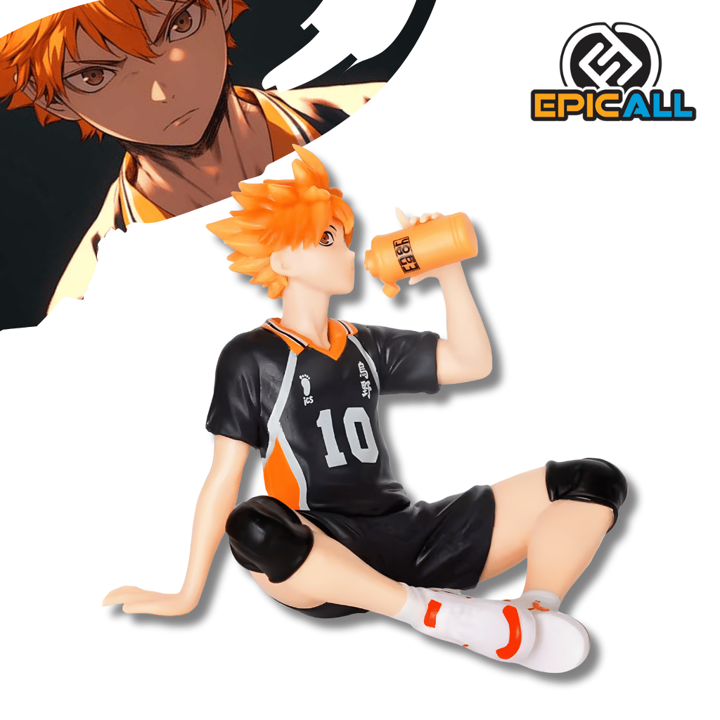 Figura de colección de Shoyo Hinata del anime Haikyuu!! de 10 cm. El personaje aparece sentado con una expresión alegre, vistiendo el uniforme de voleibol negro y naranja del Karasuno con el número 10. Su distintivo cabello naranja está detallado con puntas hacia arriba. La figura está diseñada para apoyarse en superficies planas.