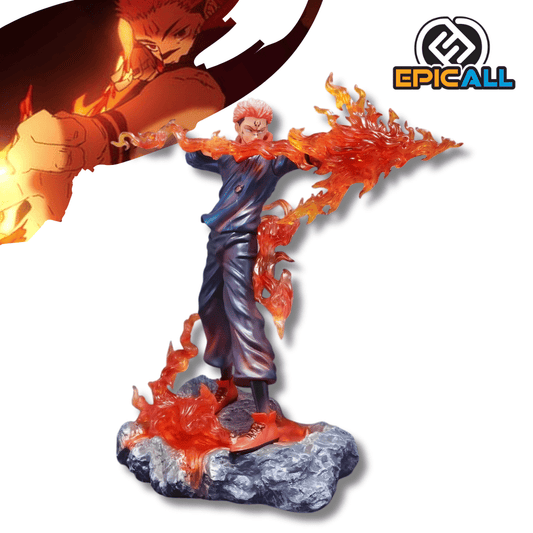 Una figura de estatua del personaje Sukuna de Jujutsu Kaisen, de unos 30 cm de altura, en una pose de batalla. El personaje, con cabello rosado y marcas oscuras, viste un traje oscuro. Está rodeado y flanqueado por grandes efectos de llamas de color rojo y naranja que salen de sus manos y de la base rocosa sobre la que se encuentra.