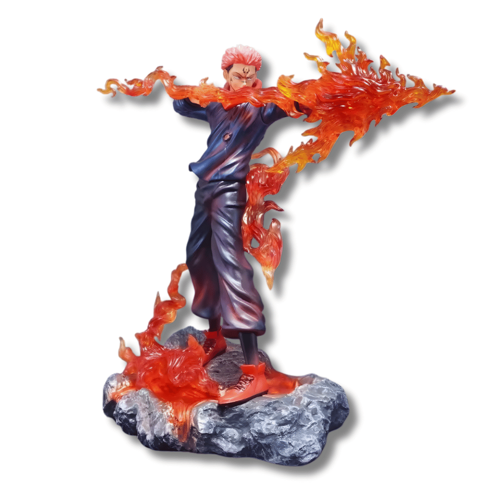 Una figura de estatua del personaje Sukuna de Jujutsu Kaisen, de unos 30 cm de altura, en una pose de batalla. El personaje, con cabello rosado y marcas oscuras, viste un traje oscuro. Está rodeado y flanqueado por grandes efectos de llamas de color rojo y naranja que salen de sus manos y de la base rocosa sobre la que se encuentra.