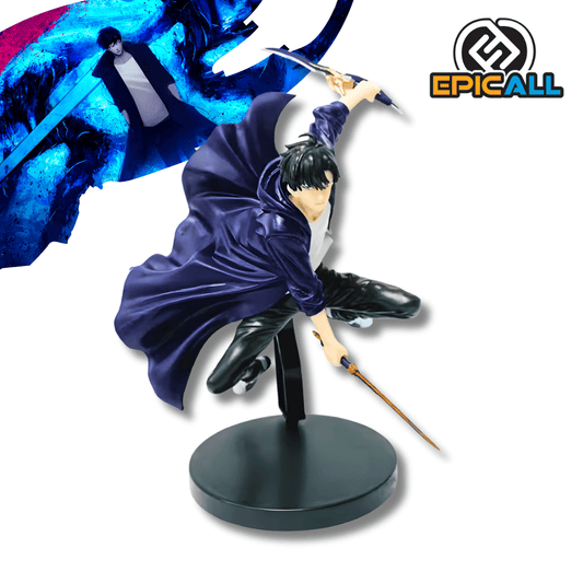 Una figura de estatua de un personaje masculino (Sung Jin Woo) con cabello negro y una chaqueta larga de color azul oscuro que fluye dramáticamente. Está en una pose de ataque en el aire o saltando, con las piernas abiertas y sosteniendo una daga en cada mano. La figura está montada en una base circular negra.