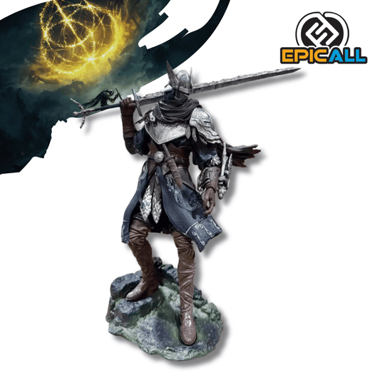 Estatua detallada del caballero Wylder de Elden Ring sobre una base de piedra, vistiendo una armadura ornamentada plateada y azul con una gran espada apoyada sobre su hombro.