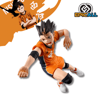 Estatua de Yu Nishinoya de Haikyuu!! en una pose de acción dinámica de voleibol, vistiendo su uniforme naranja de líbero y suspendido en el aire para una recepción.