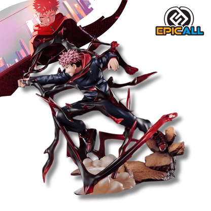 Una figura de estatua del personaje Yuji Itadori de Jujutsu Kaisen, de unos 19 cm de altura. Viste un traje oscuro con detalles rojos y está representado en una pose de acción, saltando o cargando un golpe. La figura está rodeada por grandes efectos de aura o energía de color negro y rojo, y se apoya sobre una base de rocas.