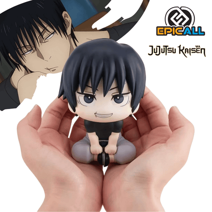 Figura coleccionable en pose Lookup de 12 cm de altura de Toji Fushiguro de Jujutsu Kaisen, sentado con las piernas cruzadas y brazos al frente, luciendo cabello negro, pequeña cicatriz en el labio, sonrisa ladina, polera ajustada negra y pantalones holgados grises.
