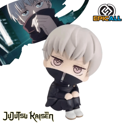 Figura coleccionable en pose LookUp de 12 cm de altura de Toge Inumaki de Jujutsu Kaisen, sentado con las manos sobre las rodillas, luciendo cabello corto platinado, uniforme oscuro con cuello alto levantado que cubre su boca y mirando hacia arriba.