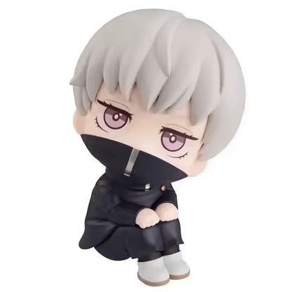 Figura coleccionable en pose LookUp de 12 cm de altura de Toge Inumaki de Jujutsu Kaisen, sentado con las manos sobre las rodillas, luciendo cabello corto platinado, uniforme oscuro con cuello alto levantado que cubre su boca y mirando hacia arriba.