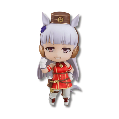 Figura de estilo Nendoroid del personaje Gold Ship de Uma Musume Pretty Derby. Tiene cabello largo gris plateado, orejas de caballo y protectores auditivos dorados bajo una gorra marrón y dorada. Viste un uniforme de carrera rojo con detalles dorados, una pequeña bolsa marrón en la cintura y botas blancas. La figura muestra una sonrisa alegre y levanta su mano derecha en señal de saludo.