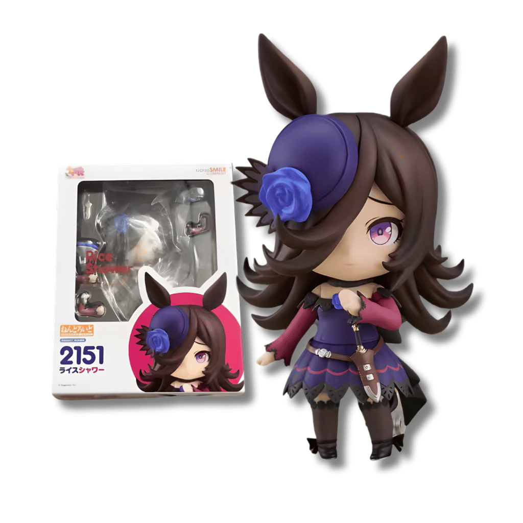 Figura de estilo Nendoroid del personaje Rice Shower de Uma Musume Pretty Derby. Tiene cabello largo castaño oscuro con orejas de caballo sobresaliendo y un pequeño sombrero morado con una rosa azul. Viste un traje morado con detalles rojos y un pequeño puñal en la cintura. Al lado izquierdo se observa su caja original de color blanco y azul con el número de serie 2151.