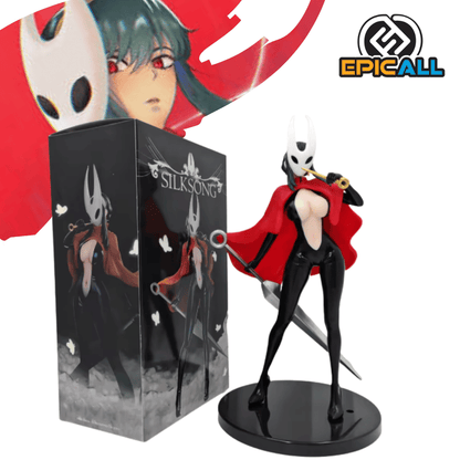 Figura coleccionable de PVC de 23 cm de altura que representa a Yor Forger de Spy x Family vistiendo la capa roja y la máscara blanca de Hornet de Hollow Knight/Silksong, sosteniendo un aguijón y de pie sobre una base circular negra.