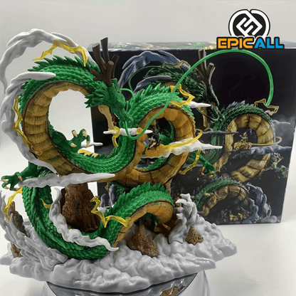 Una figura de Shenron, el dragón de las esferas del dragón, y Goku, el protagonista de Dragon Ball. Shenron es un dragón verde gigante con ojos rojos, y Goku está sentado sobre la nube voladora. La figura está colocada sobre una base con nubes.