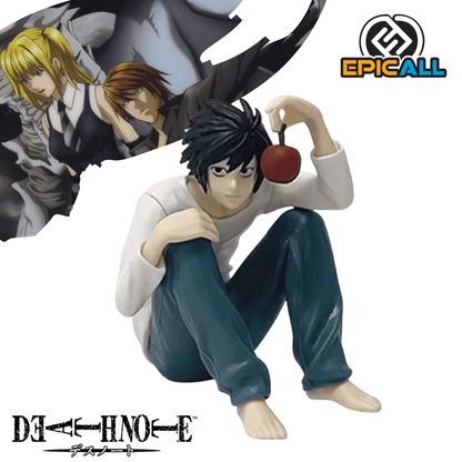 Figura coleccionable de PVC de 8 cm de altura de L Lawliet de Death Note en su pose acuclillada característica, vistiendo polera blanca manga larga y jeans azul oscuro, sosteniendo una cereza roja con los dedos.