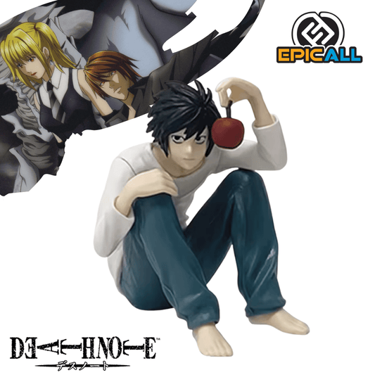 Figura coleccionable de PVC de 8 cm de altura de L Lawliet de Death Note en su pose acuclillada característica, vistiendo polera blanca manga larga y jeans azul oscuro, sosteniendo una cereza roja con los dedos.