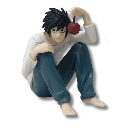 Figura coleccionable de PVC de 8 cm de altura de L Lawliet de Death Note en su pose acuclillada característica, vistiendo polera blanca manga larga y jeans azul oscuro, sosteniendo una cereza roja con los dedos.