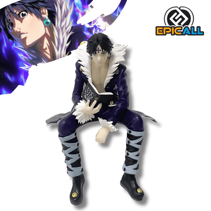 Una figura de estatua de Chrollo Lucilfer del anime Hunter x Hunter, sentado, sin base. El personaje tiene el cabello negro, viste un abrigo púrpura abierto con cuello y puños de piel blanca, y sostiene un libro negro en sus manos.