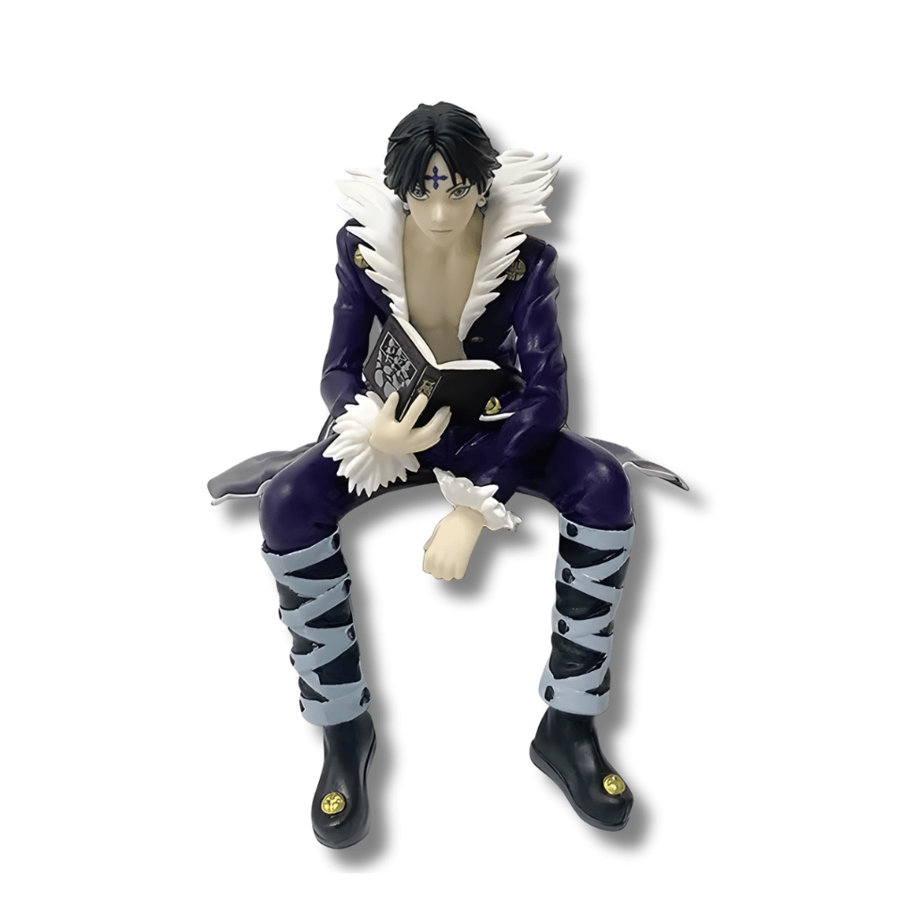 Una figura de estatua de Chrollo Lucilfer del anime Hunter x Hunter, sentado, sin base. El personaje tiene el cabello negro, viste un abrigo púrpura abierto con cuello y puños de piel blanca, y sostiene un libro negro en sus manos.