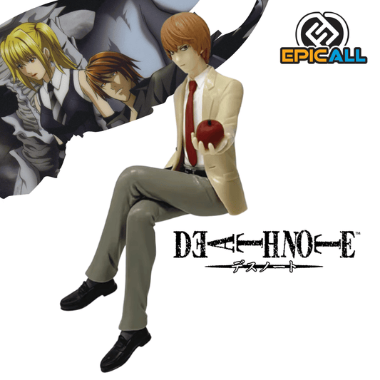 Figura coleccionable de PVC de 16 cm de altura de Light Yagami de Death Note en pose sentada de borde o topper, vistiendo traje formal beige con corbata roja, sosteniendo la Death Note negra en la mano derecha y extendiendo una manzana roja en la palma izquierda.