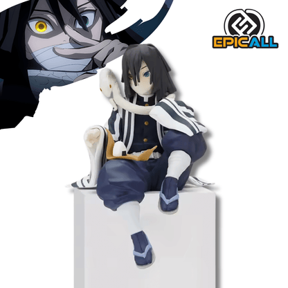 Una figura de estatua del personaje Obanai Iguro del anime Demon Slayer. El personaje viste el uniforme de Cazador de Demonios con un haori a rayas negras y blancas. Está de pie (o en una pose para borde de estante) y se puede distinguir la serpiente Kaburamaru.