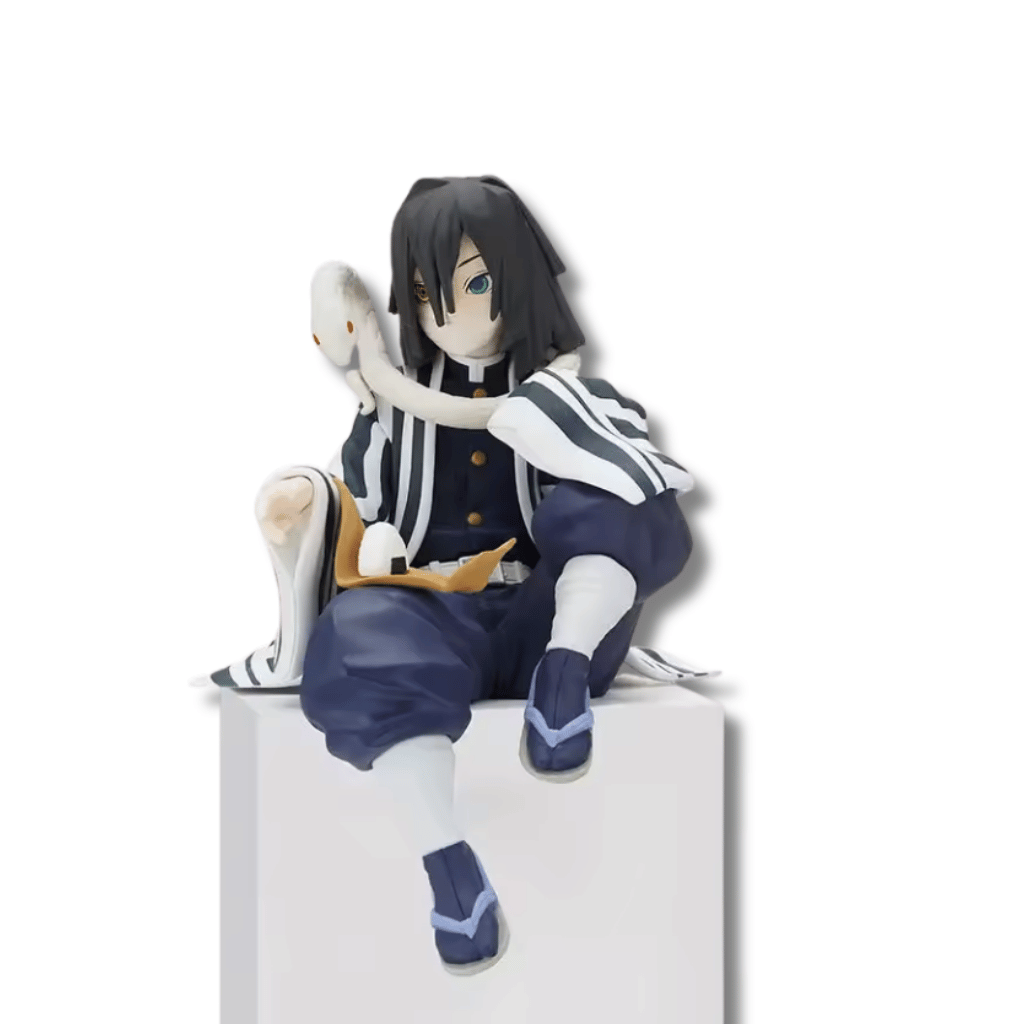 Una figura de estatua del personaje Obanai Iguro del anime Demon Slayer. El personaje viste el uniforme de Cazador de Demonios con un haori a rayas negras y blancas. Está de pie (o en una pose para borde de estante) y se puede distinguir la serpiente Kaburamaru.