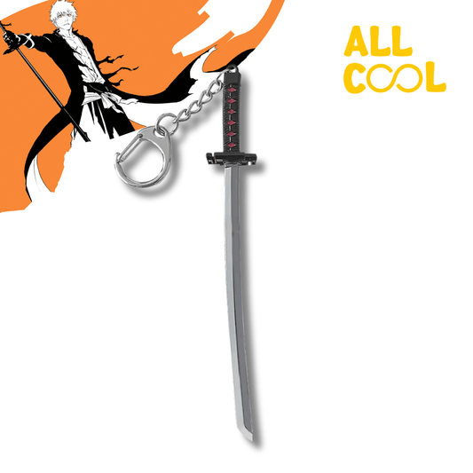 Un llavero de acero con la forma de la katana Tensa Zangetsu de Ichigo Kurosaki del manga y anime Bleach. La espada es de color plateado con detalles en negro y tiene un diseño detallado. El llavero está colgado de una anilla.