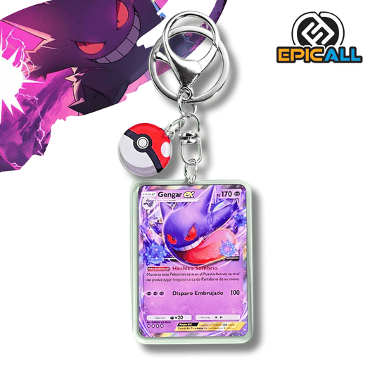 Llavero que cuelga verticalmente con una argolla metálica plateada y un mosquetón. Del enganche cuelgan dos elementos: una réplica en miniatura de una carta de Pokémon TCG de color púrpura con el personaje Gengar EX y un pequeño dije esférico 3D con el diseño de una Pokébola roja y blanca. La carta en acrílico detalla el nombre "Gengar EX", 170 puntos de vida y textos de ataques en español.