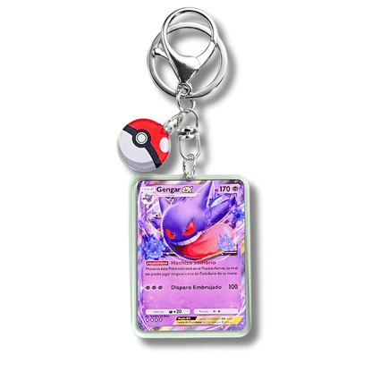 Llavero que cuelga verticalmente con una argolla metálica plateada y un mosquetón. Del enganche cuelgan dos elementos: una réplica en miniatura de una carta de Pokémon TCG de color púrpura con el personaje Gengar EX y un pequeño dije esférico 3D con el diseño de una Pokébola roja y blanca. La carta en acrílico detalla el nombre "Gengar EX", 170 puntos de vida y textos de ataques en español.