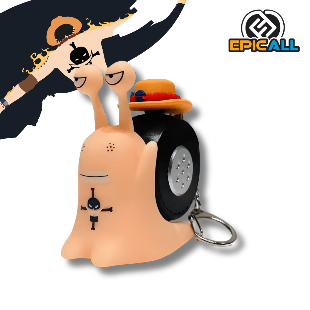 Un llavero con una figura de un Den Den Mushi (caracol telefónico) del anime One Piece. La figura es de color rosa pálido, tiene un caparazón negro que parece una rueda y lleva un pequeño sombrero naranja con cuentas rojas. El rostro del Den Den Mushi tiene la marca del tatuaje de Ace y un aro de metal para llaves.