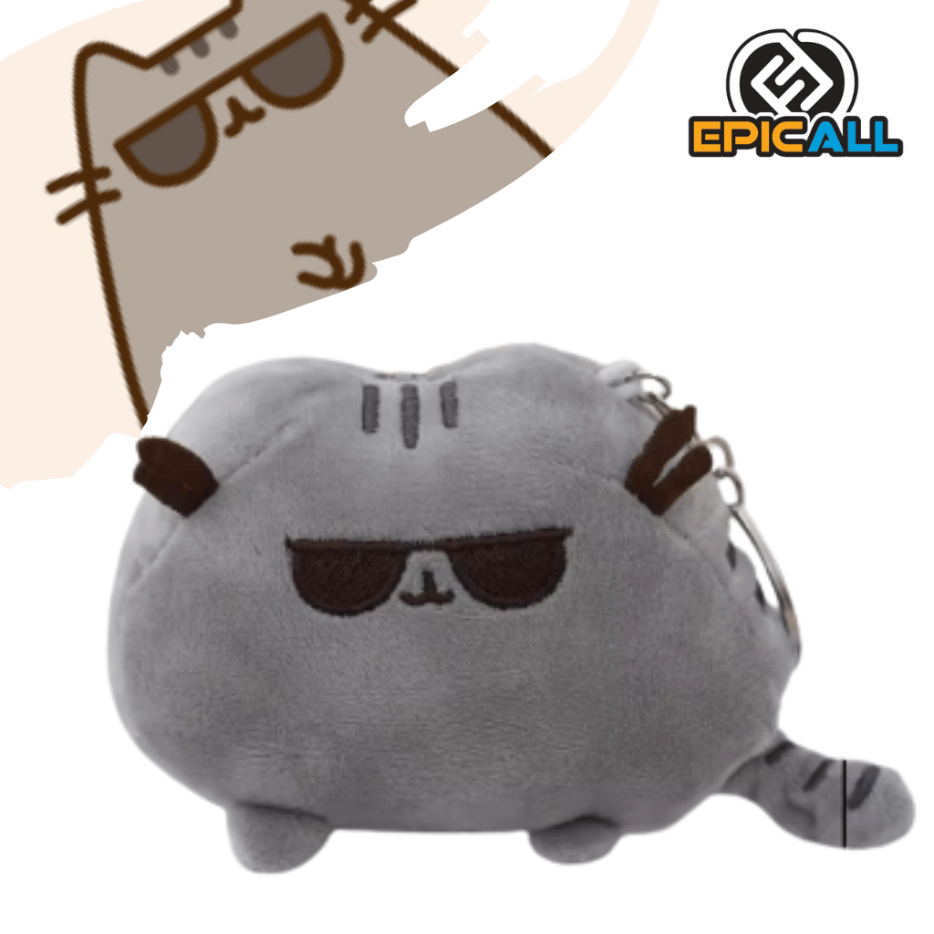 Llavero de peluche suave de Pusheen el gato en color gris con gafas de sol oscuras bordadas, orejas y cola a rayas, con argolla metálica en la parte posterior sobre fondo blanco.