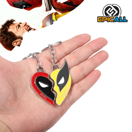 La imagen muestra dos llaveros metálicos de "Best Friends" con los personajes Wolverine y Deadpool. El llavero de Deadpool es rojo y negro, mide 5 cm x 2.5 cm, y tiene la palabra "BEST". El llavero de Wolverine es amarillo y negro, mide 6 cm x 2.6 cm, y tiene la palabra "FRIENDS". Ambos llaveros están unidos a una anilla para llaves.