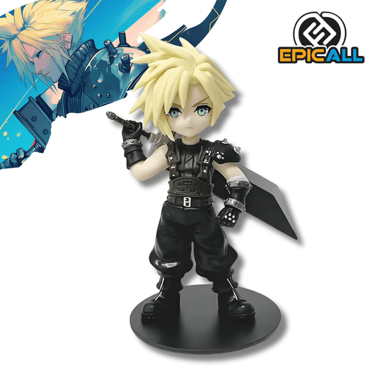 Una pequeña figura de estatua de Cloud Strife del videojuego Final Fantasy VII, en un estilo chibi (cabeza grande y cuerpo pequeño). El personaje tiene cabello rubio puntiagudo, viste un traje negro blindado y sostiene una espada ancha (Buster Sword) en su mano derecha. La figura está de pie sobre una base circular negra.
