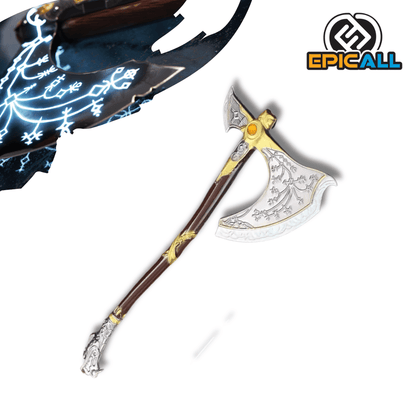 Fotografía de una mini réplica del Hacha de Leviatán del videojuego God of War. Se observa una hoja metálica plateada con intrincados grabados rúnicos y un mango que imita la madera tallada con envolturas de cuero simuladas. El diseño refleja el arma utilizada por Kratos en su aventura nórdica.