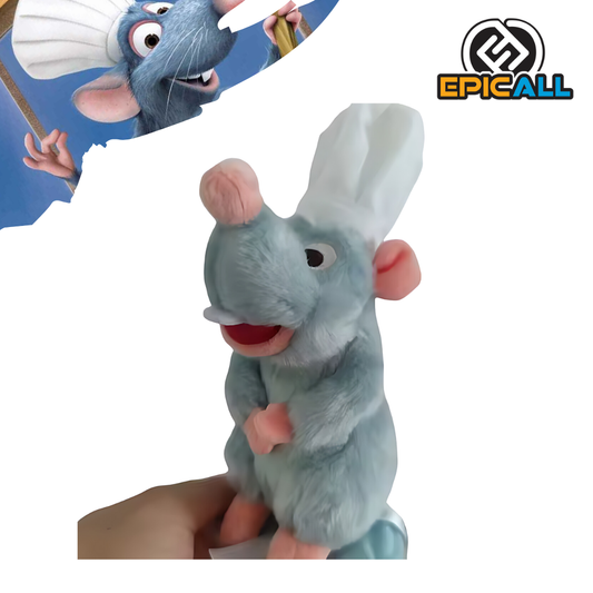 Un peluche de Remy, el personaje principal de la película Ratatouille. Remy es una rata de color gris con un sombrero de chef y un delantal. Tiene una expresión curiosa y sostiene una cuchara.