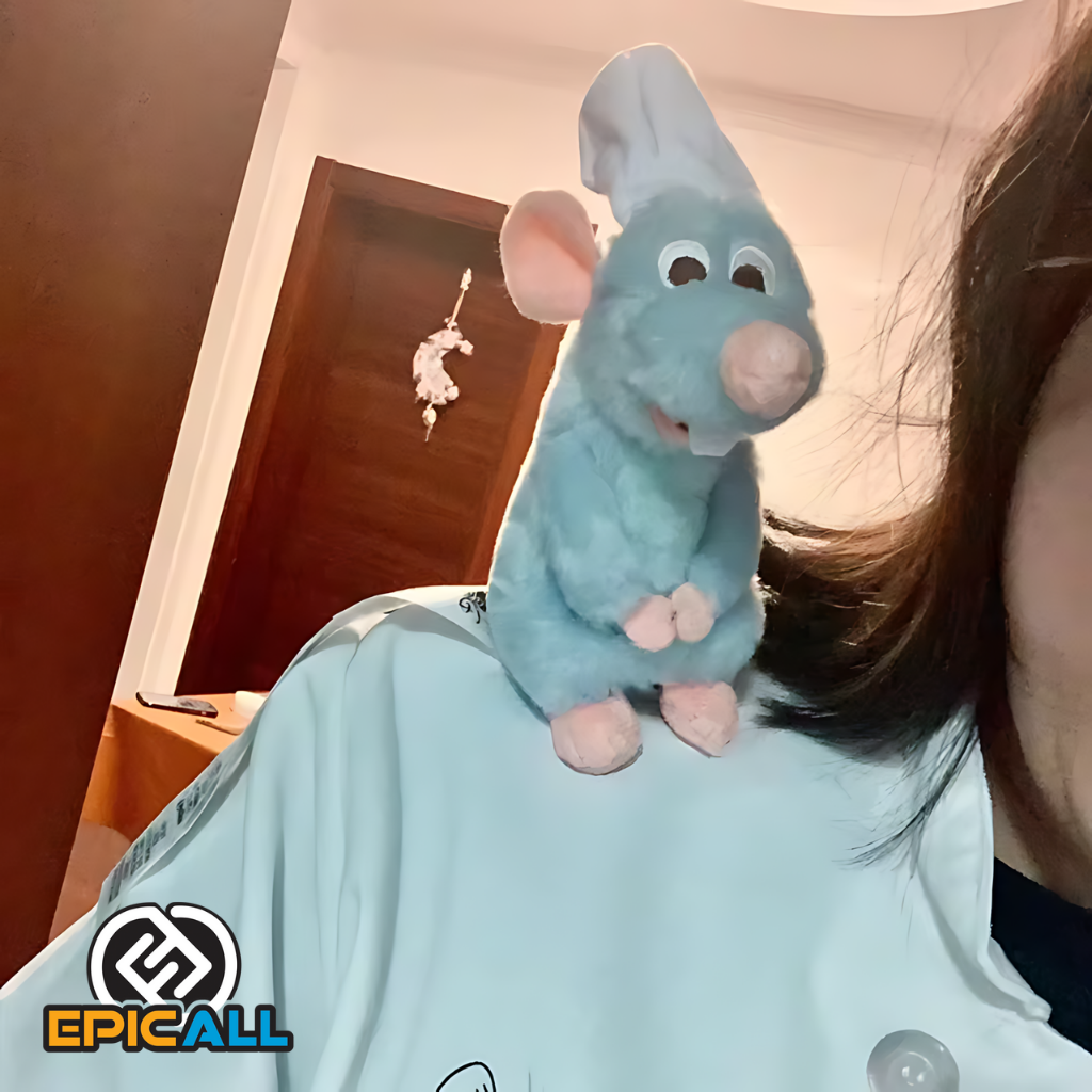 El peluche magnético de Remy sobre el hombro de una persona