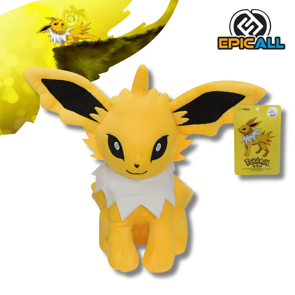 Un peluche de Jolteon, el Pokémon de tipo Eléctrico. El peluche es de color amarillo brillante con orejas grandes y puntiagudas con detalles negros y un collar de pelaje blanco alrededor del cuello. La figura está sentada.