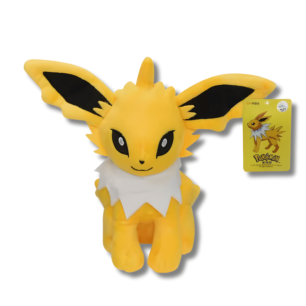 Un peluche de Jolteon, el Pokémon de tipo Eléctrico. El peluche es de color amarillo brillante con orejas grandes y puntiagudas con detalles negros y un collar de pelaje blanco alrededor del cuello. La figura está sentada.