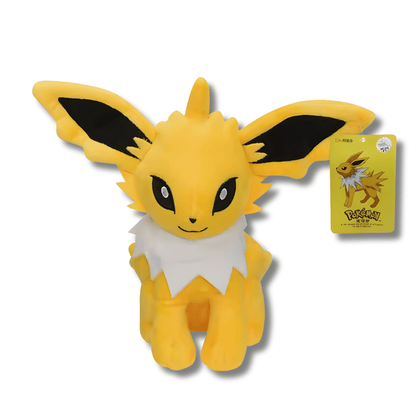 Un peluche de Jolteon, el Pokémon de tipo Eléctrico. El peluche es de color amarillo brillante con orejas grandes y puntiagudas con detalles negros y un collar de pelaje blanco alrededor del cuello. La figura está sentada.