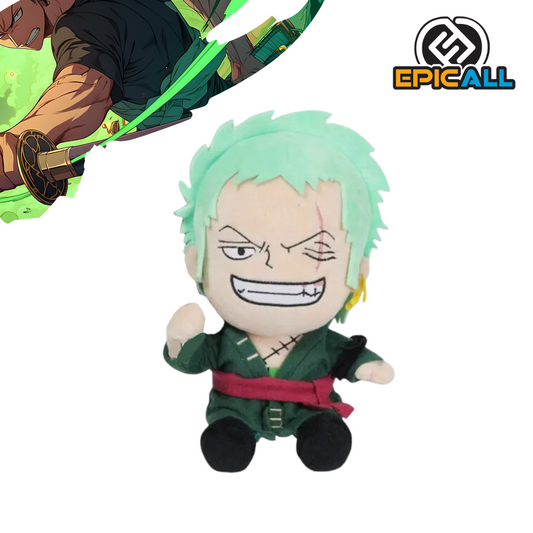 Un peluche de Roronoa Zoro, un personaje del anime y manga One Piece. Es de color verde con detalles negros y rojos. Tiene una forma redonda y amigable, con tres espadas a su espalda y una cicatriz en el ojo izquierdo.